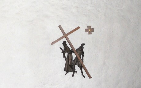 5. Station: Simon von Zyrene hilft Jesus das Kreuz tragen
